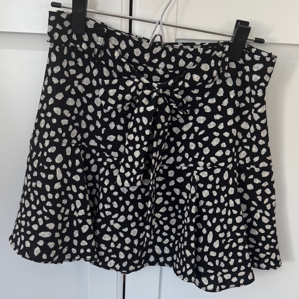 Chic Black and White Polka Dot Flowy ‘Skort’ with built in belt and side zipper